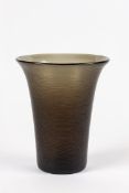 Venini Vase"Battuto". Grau-braunes Glas. Runder Stand, ausgekugelter Abriss, konische, oben