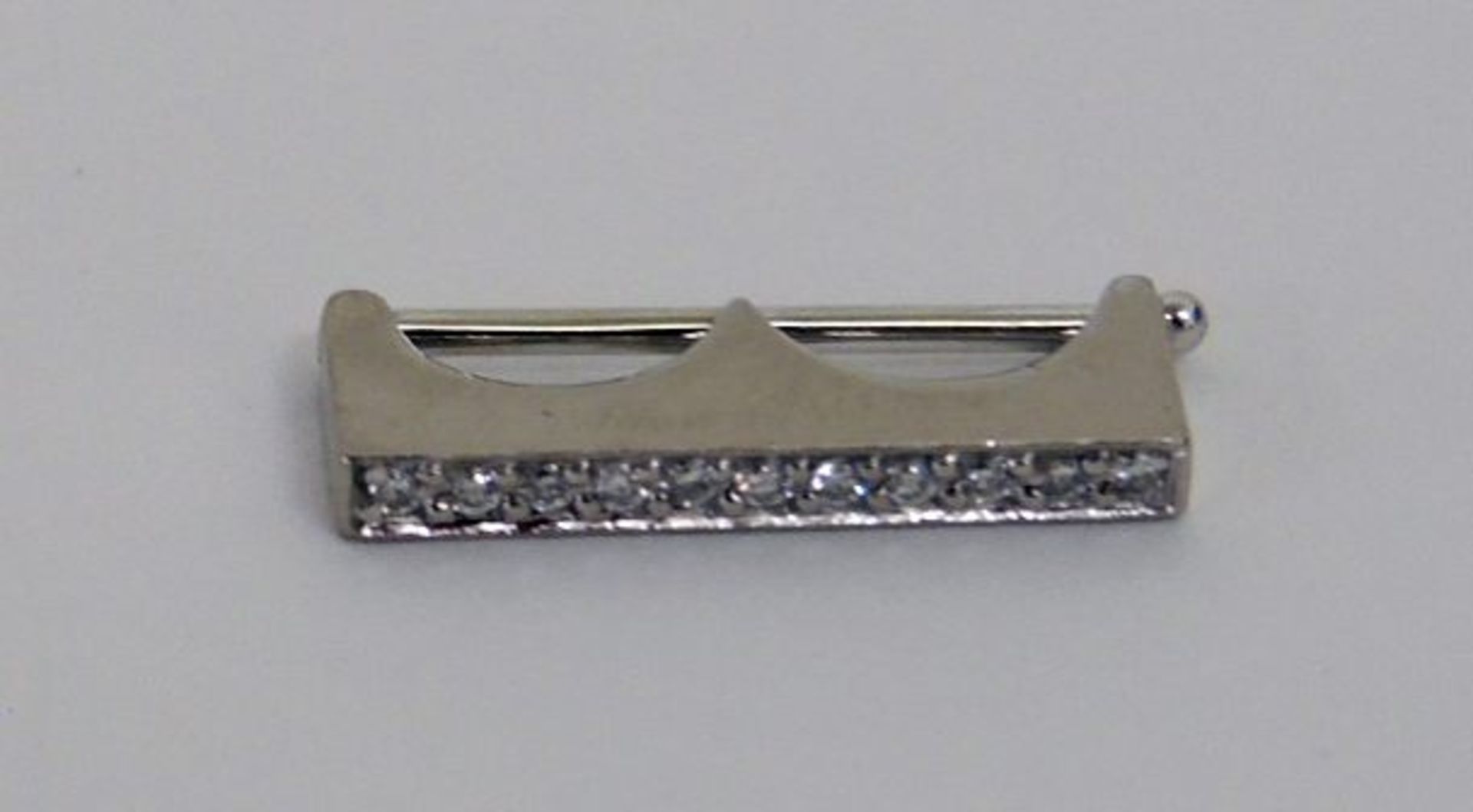 KettenrafferWG, 750. Besetzt mit einer Reihe von kleinen Brillanten. 1,7 cm x 0,2 cm. 2,1 g.