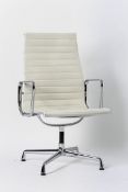 Charles Eames Alu ChairModell EA 111. Verchromtes Gestell und Armlehnen, weißer Lederbezug, hohe