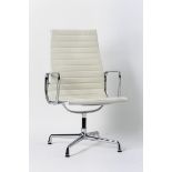 Charles Eames Alu ChairModell EA 111. Verchromtes Gestell und Armlehnen, weißer Lederbezug, hohe