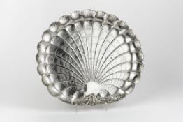 Muschelförmiges TablettAuf vier Rocaillenfüßen, muschelförmiger, reliefierter, flach gemuldeter