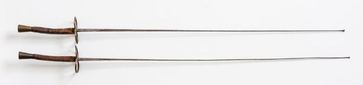 Paar FloretteGriff mit Leder(?)wicklung und Metallknauf. Parierbügel (etwas lose) in Form einer