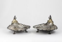 Paar MuschelschalenAuf drei Volutenfüßen stehende Muschelschale. Gemuldeter und reliefierter Fond