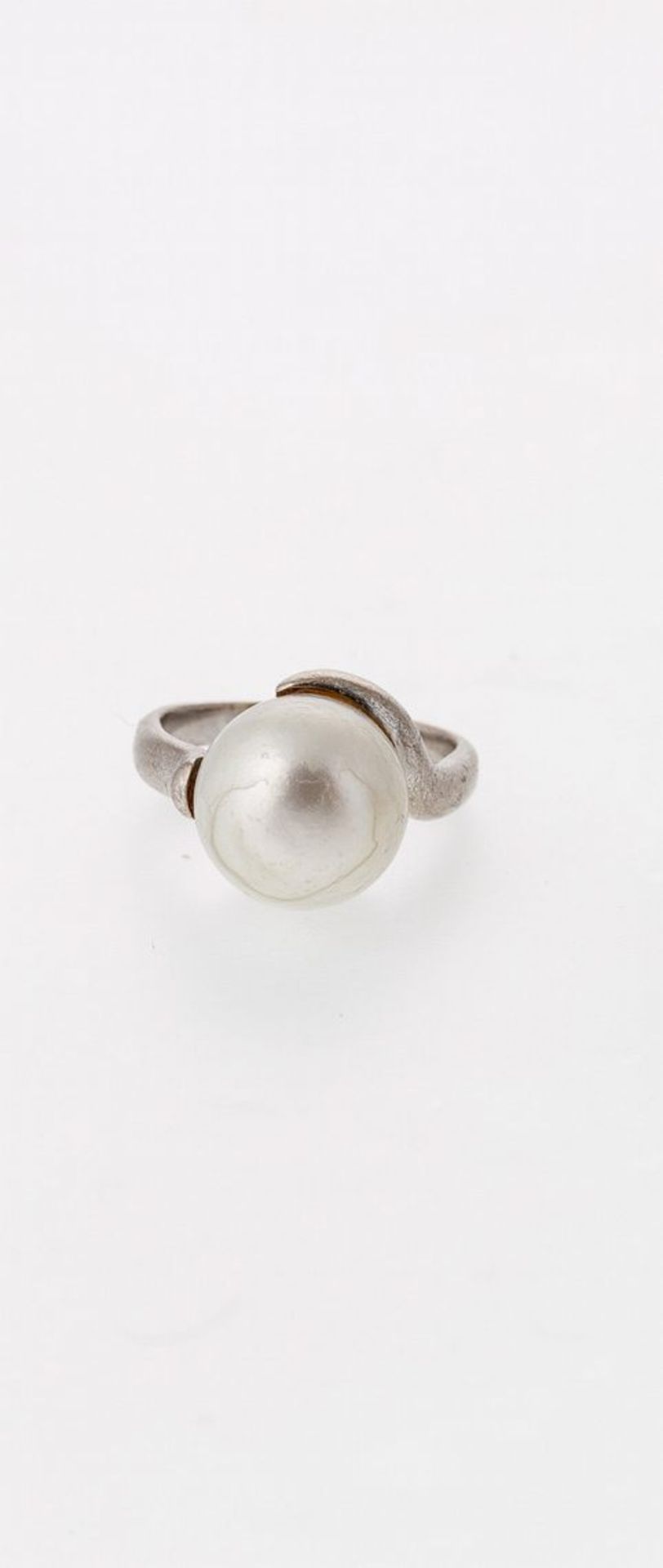 Ring mit PerleWG, 750. Gewundene Schiene besetzt mit einer Zuchtperle (Ø 12 mm, best.). 9,3 g.