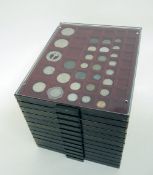 Münzkassette12-schübig mit rotem Samtboden. Dabei noch eine kleine Auswahl an Münzen mit z. B. einem