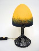 Art-Déco-TischlampeFloral ausgearbeiteter Eisenfuß, elektrifiziert. Pilzförmiger Lampenschirm aus