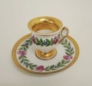 Tasse mit UntertasseAuf rundem Standfuß, glockenförmiger Korpus, ausgestellter, goldstaffierter
