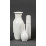 Drei VasenWeißporzellan. Eine große Balustervase mit glatter Wandung, eine Stangenvase mit gerippter