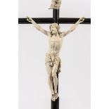 KruzifixStandkreuz aus ebonisiertem Holz, daran leidender Christus im Viernageltypus sowie INRI-