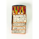 Mahjongg-SpielHolzsteine mit Beinauflagen, Würfel und Spielstäbchen. In fünf Schubladen, originale