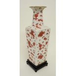 VaseAuf dunkelbraunem, quadratischem Holzsockel. Vierkantige Vase mit eingezogenen Schultern,