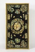 Feine Pietra-Dura TischplatteMarmor, Einlagen in Form von Tier-, Blumen- und Obstmotiven auf
