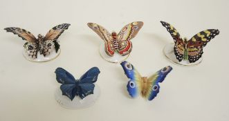 Fünf SchmetterlingeDrei Schmetterlinge auf ovalem Sockel (einer min. best.) und ein Schmetterling