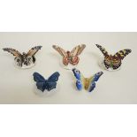 Fünf SchmetterlingeDrei Schmetterlinge auf ovalem Sockel (einer min. best.) und ein Schmetterling