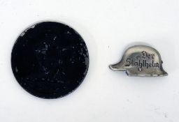 Deutsches Reich/Weimarer RepublikMedaille In Eiserner Zeit 1916 und Mitgliedsabzeichen Stahlhelm für