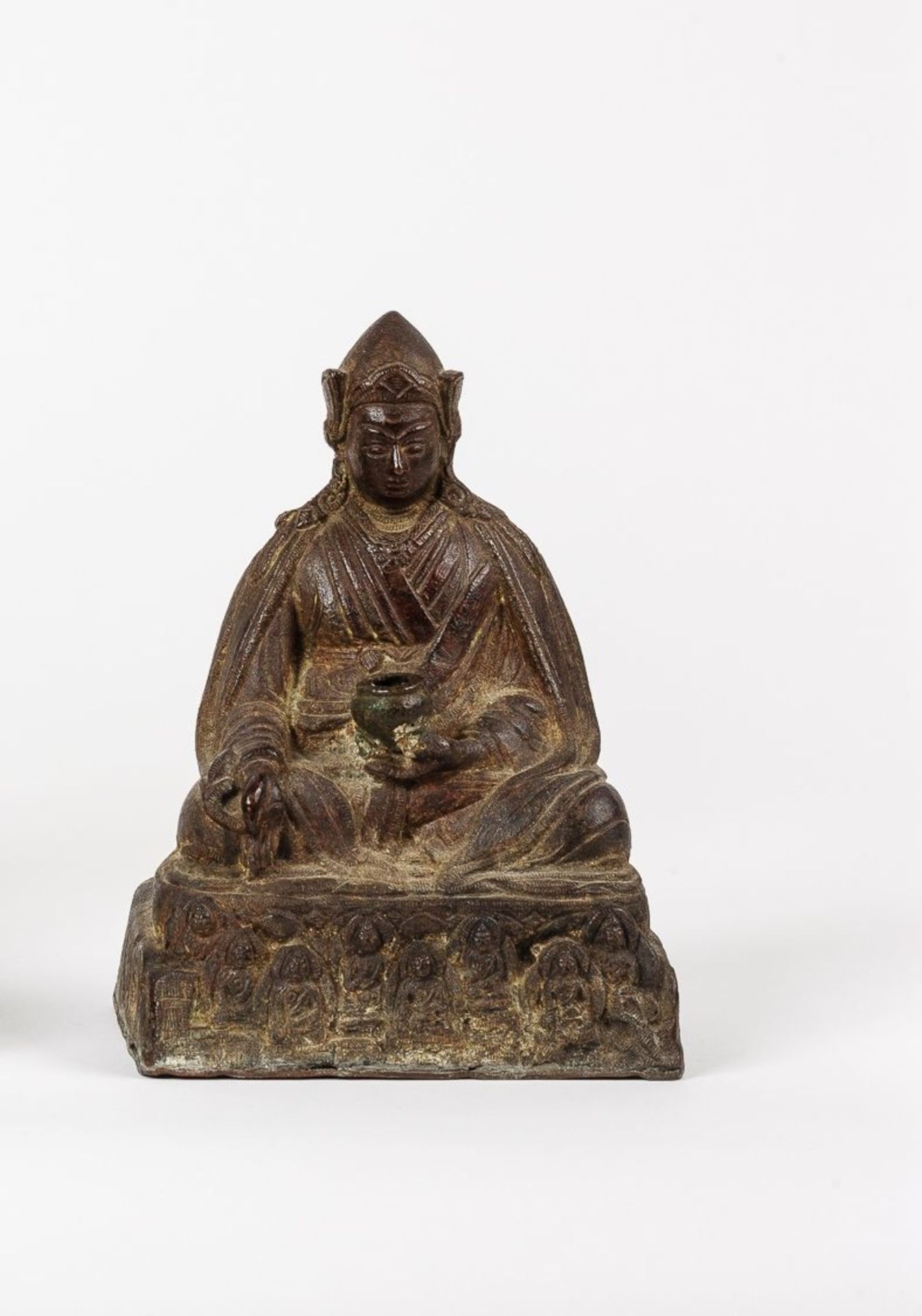 Dalai LamaBronze. Darstellung des fünften Dalai Lamas. Sitzend, in der Linken ein Gefäß haltend, mit