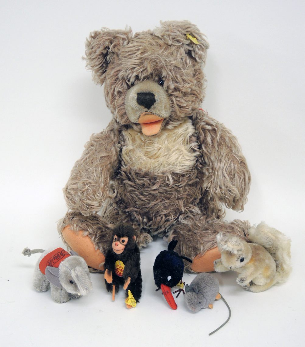 KonvolutVon sechs Steiff-Tieren. Bär Zotti (H. 36 cm) sowie Eichhörnchen, Elefant, Affe, Rabe und