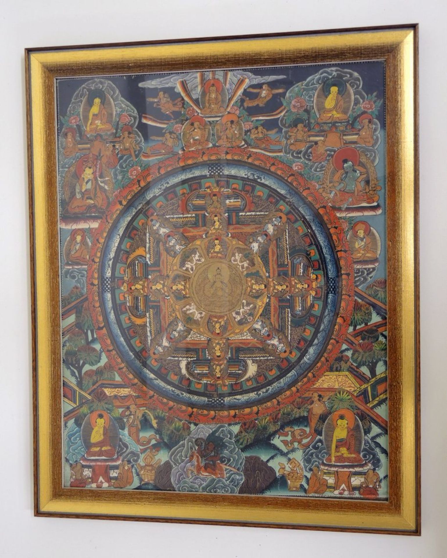 ThangkaMischtechnik auf Leinen aufgezogen. Figurale Szenen in Yantra-Form angeordnet. Umgeben von