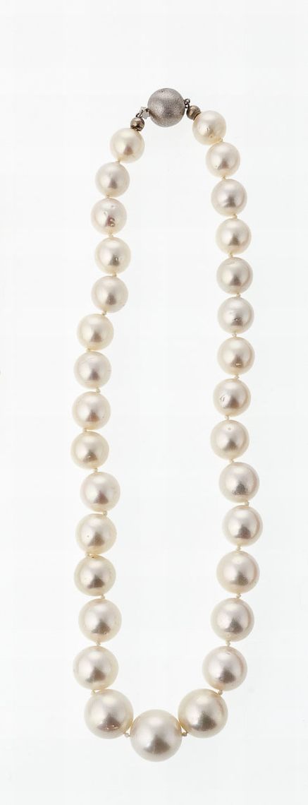 Perlenkette31 große, cremefarben lüstrierende Zuchtperlen im Verlauf gereiht und geknotet. Ø 12-17