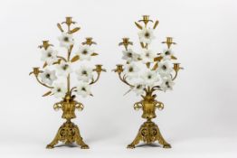 Paar MessingleuchterFür je fünf Kerzen, auf drei ausgestellten Beinen, Schaft als Henkelvase. Arme