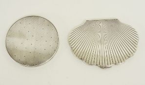 Zwei PuderdosenEine in Form einer stilisierten Muschel, gerippte Wandung, Deckel an Scharnier. Innen