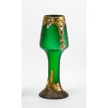 VaseFarbloses, grün unterfangenes Glas, goldstaffiert. Runder, ausgeschliffener Stand, kelchförmiger