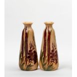 Paar VasenOpakes Glas in Beige- und Rottönen. Runder, ausgeschliffener Stand, konischer Korpus,
