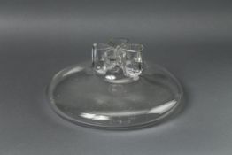 VaseTransparentes Glas. Runde Standfläche, gedrückter Korpus, Öffnung in Form eines vierblättrigen