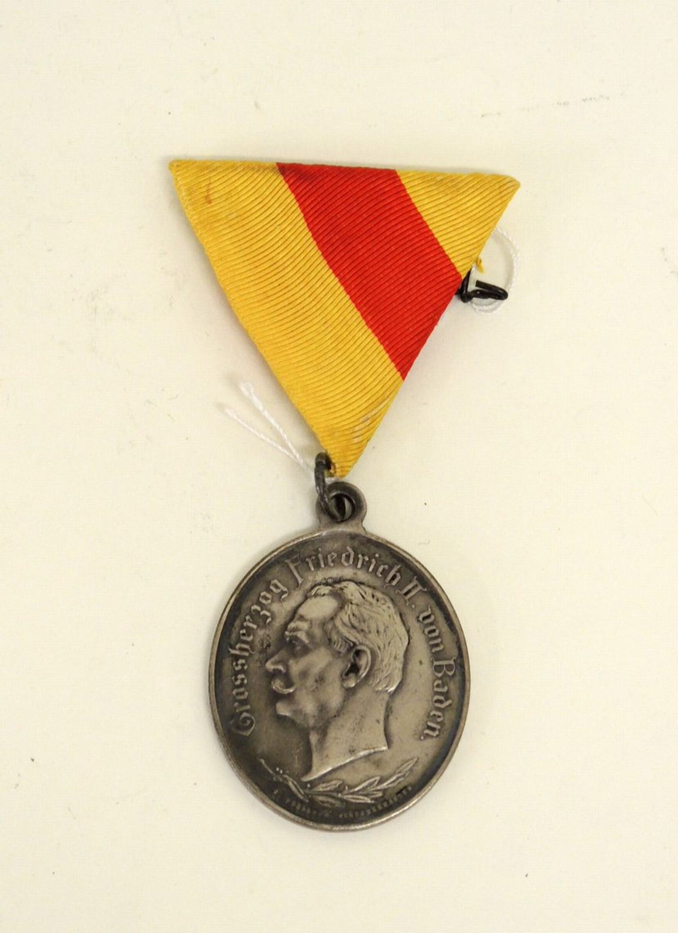 BadenHochovale Medaille Großherzog Friedrich II. von Baden, am Bande. 50 Jahrfeier des 5.