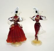 Paar GlasskulpturenKarnevalspaar mit Masken. Farbloses, transparentes Glas, partiell rot