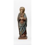 Heilige MariaHolz, vollrund geschnitzt. Auf rechteckigem Holzsockel stehende Muttergottes, die Hände