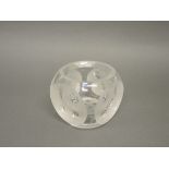 VaseKristallglas, partiell mattiert. Korpus in Form eines Spielwürfels mit Augen. H. 10 cm.
