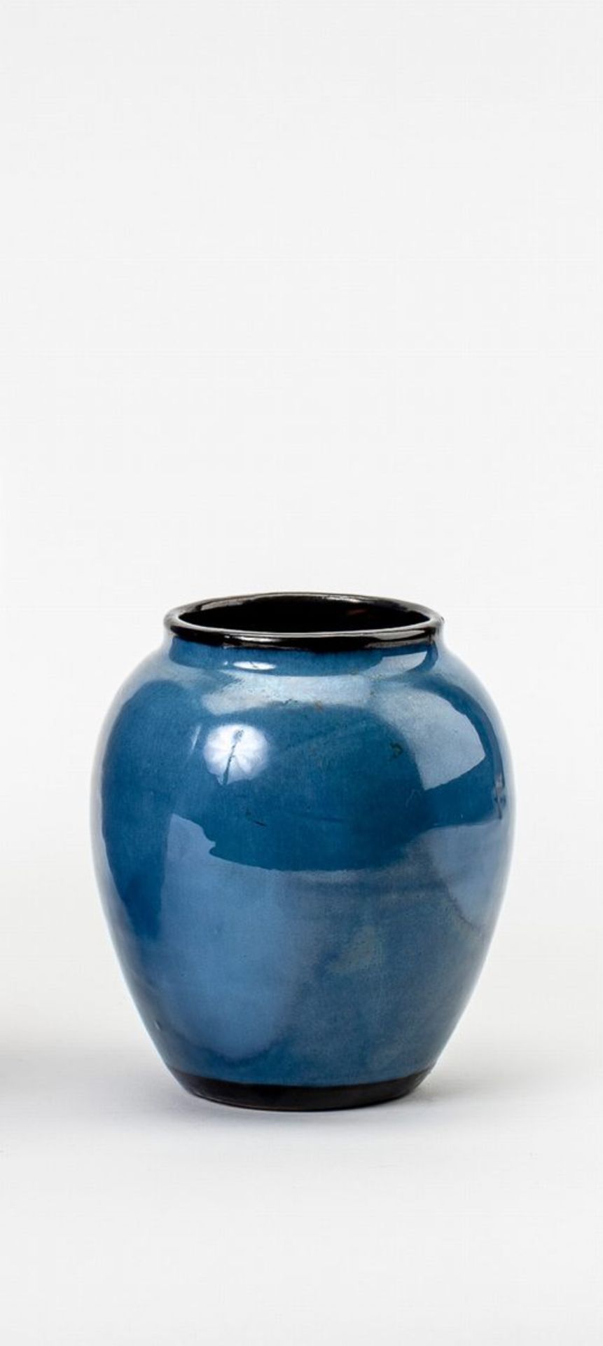 Laeuger, Max Prof.1864 Lörrach - 1952 ebd. Vase. Beiger Scherben. Auf rundem Standfuß, ovoider