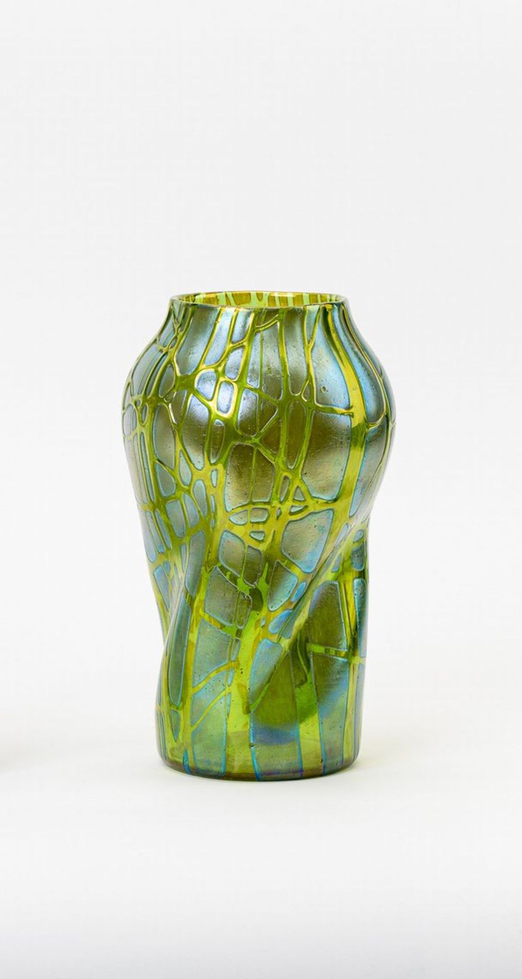 VaseTransparentes, grünes Glas, blau-weiß irisierender Überfang, netzartige Fadenauflage. Runde