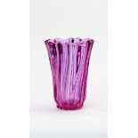 VaseDickwandiges, violettes Glas. Hochgewölbter Stand, gerippter, blütenkelchförmiger Korpus. H.