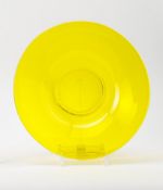 SchaleTransparentes gelbes Glas. Runder Stand, trichterförmiger Korpus, ausschwingender Rand. Wohl