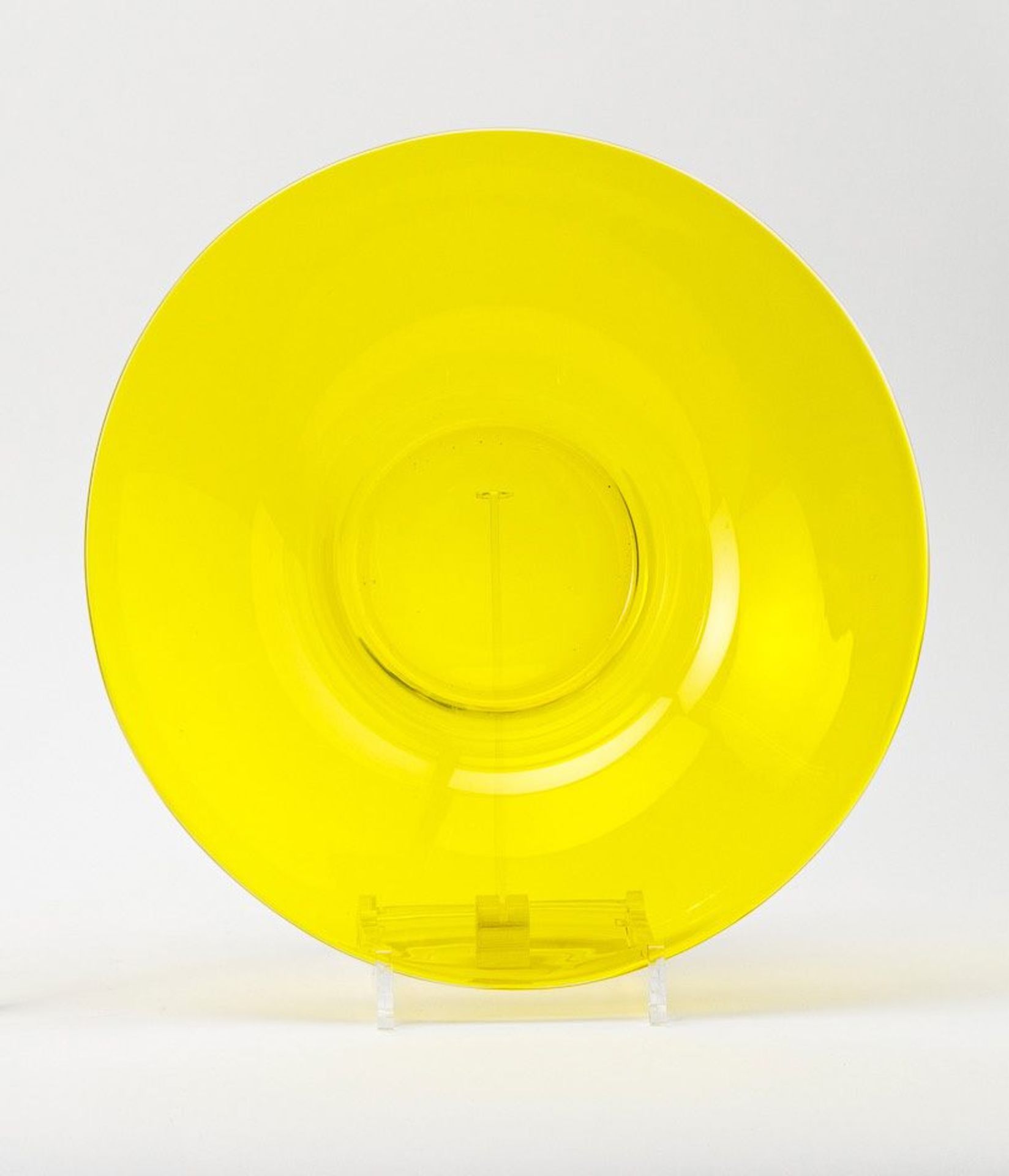 SchaleTransparentes gelbes Glas. Runder Stand, trichterförmiger Korpus, ausschwingender Rand. Wohl