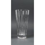 VaseTransparentes Glas. Gezackter, hochgewölbter Stand, konischer, gerippter Korpus,