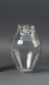 VaseTransparentes Glas. Runder Stand, ovoider Korpus, Öffnung in Form eines vierblättrigen