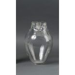 VaseTransparentes Glas. Runder Stand, ovoider Korpus, Öffnung in Form eines vierblättrigen