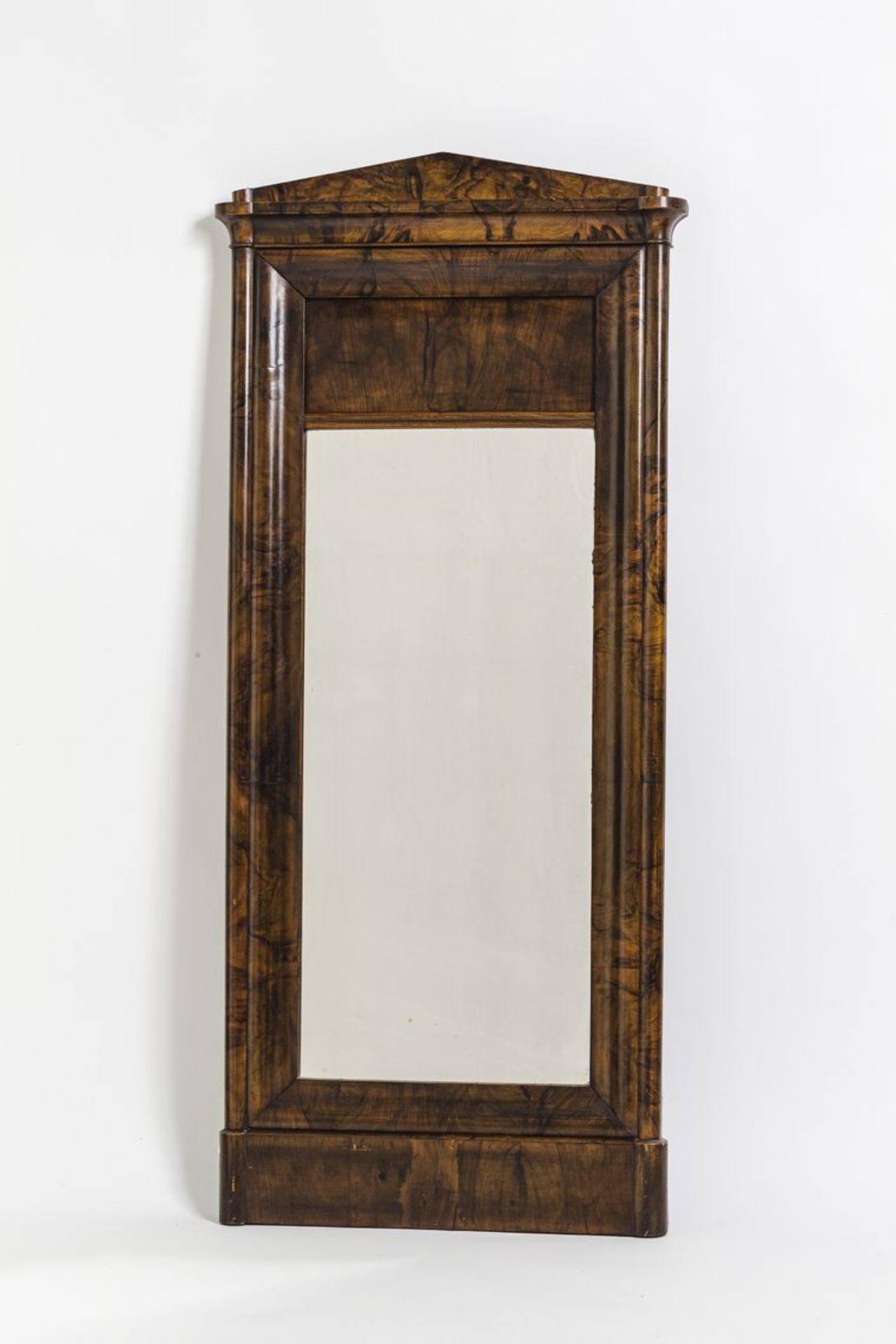 Empire-PfeilerspiegelMahagoni, geschwungener Rahmen, architektonisches Gesims. Um 1810. H. 143 cm,