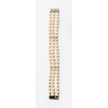 Perlenarmband78 cremefarbene Zuchtperlen, Ø 7 mm, in drei Reihen aufgezogen und von zwei Stegen