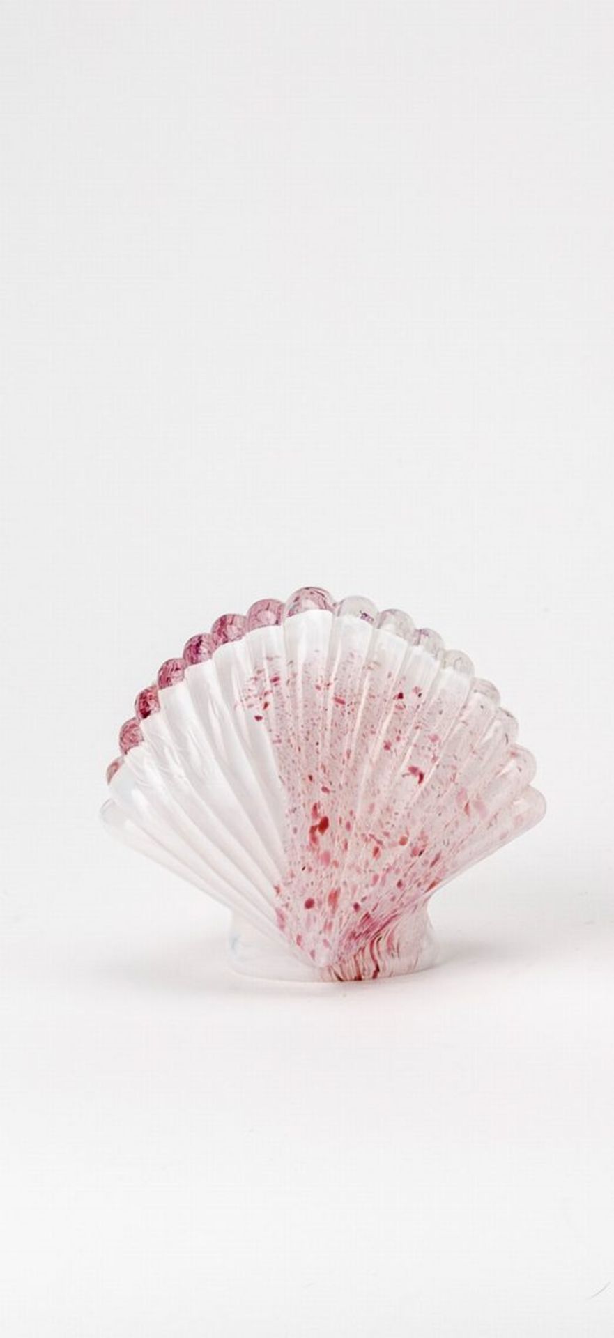 GlasobjektIn Form einer Muschel. Transparentes Glas, innen weiß überfangen, außen rosa