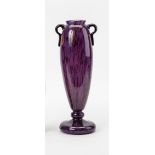 VaseTransparentes Glas mit lila und roten Pulvereinschmelzungen. Ausgeschliffener Stand, runder Fuß,