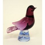 VogelTransparentes blaues und rotes Glas. Plastisch ausgeformter Vogel auf Sockel (Chip am