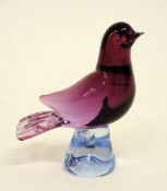 VogelTransparentes blaues und rotes Glas. Plastisch ausgeformter Vogel auf Sockel (Chip am
