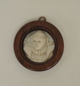 MedaillonElfenbein, fein geschnitten. Brustbild von Maria Stuart, o.L. bez. "Stuart". In runden