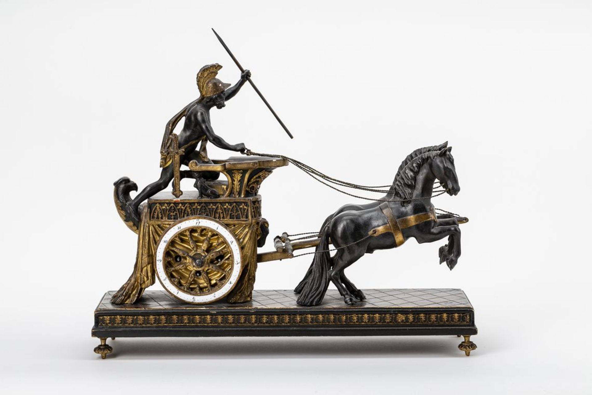 KonsoluhrRömischer Streitwagen als Uhrengehäuse, darauf unbekleideter römischer Kämpfer, die