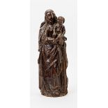Maria mit dem JesusknabenHolz, vollrund geschnitzt. Stehende Madonna, in ihrem Arm den nackten