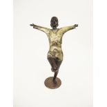 Tänzerin20. Jh. Auf runder Plinthe stehende Tänzerin mit ausgebreiteten Armen. Metallbronze, braun